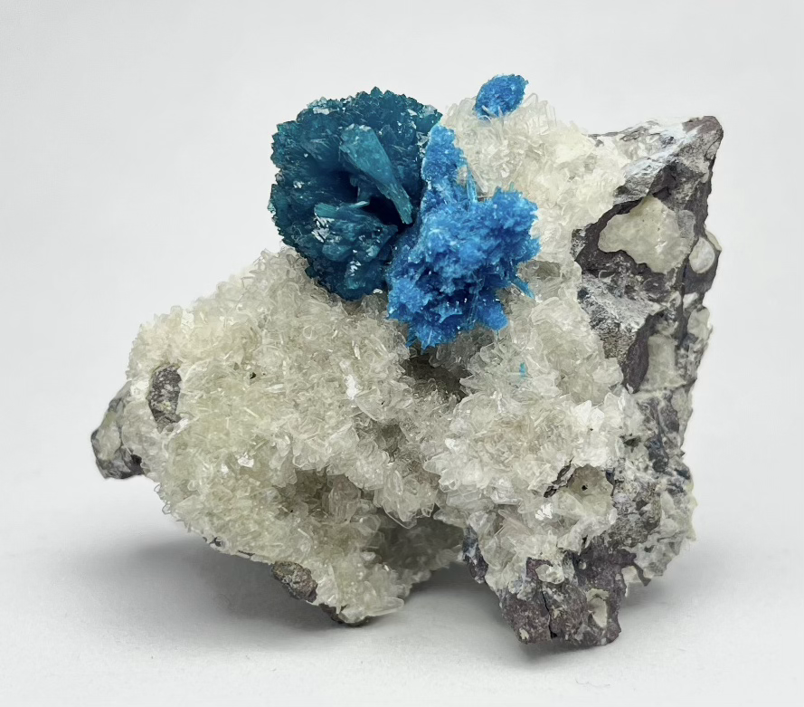 Obr. 1 - cavansit a pentagonit na jediném vzorku - raritní parageneze (lomy Wagholi, Poona, Maharashtra, Indie). Tomáš Aubrecht - soukromá sbírka (foto A. Aubrecht).