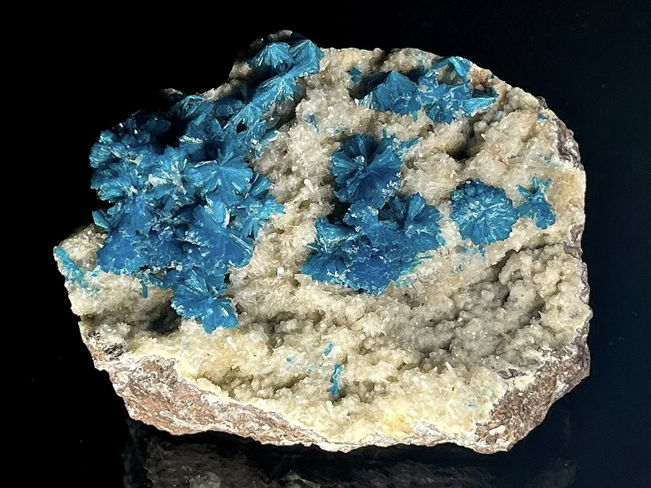 Obr. 2 - cavansit na stilbitu (lomy Wagholi, Poona, Maharashtra, Indie). Foto a sbírka: A. Aubrecht