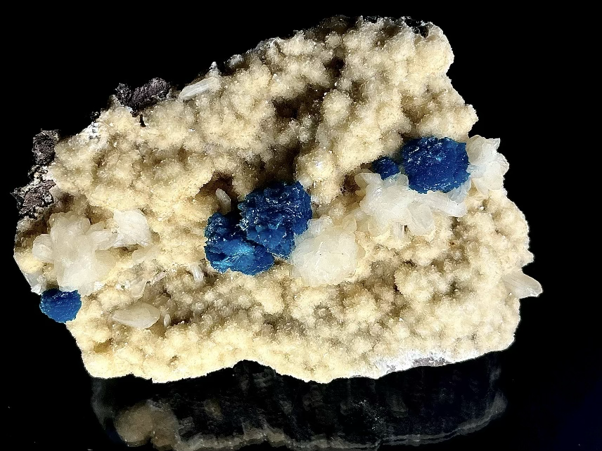 Obrázek 3 - cavansit na stilbitu (lomy Wagholi, Poona, Maharashtra, Indie). Tomáš Aubrecht - soukromá sbírka (foto A. Aubrecht).