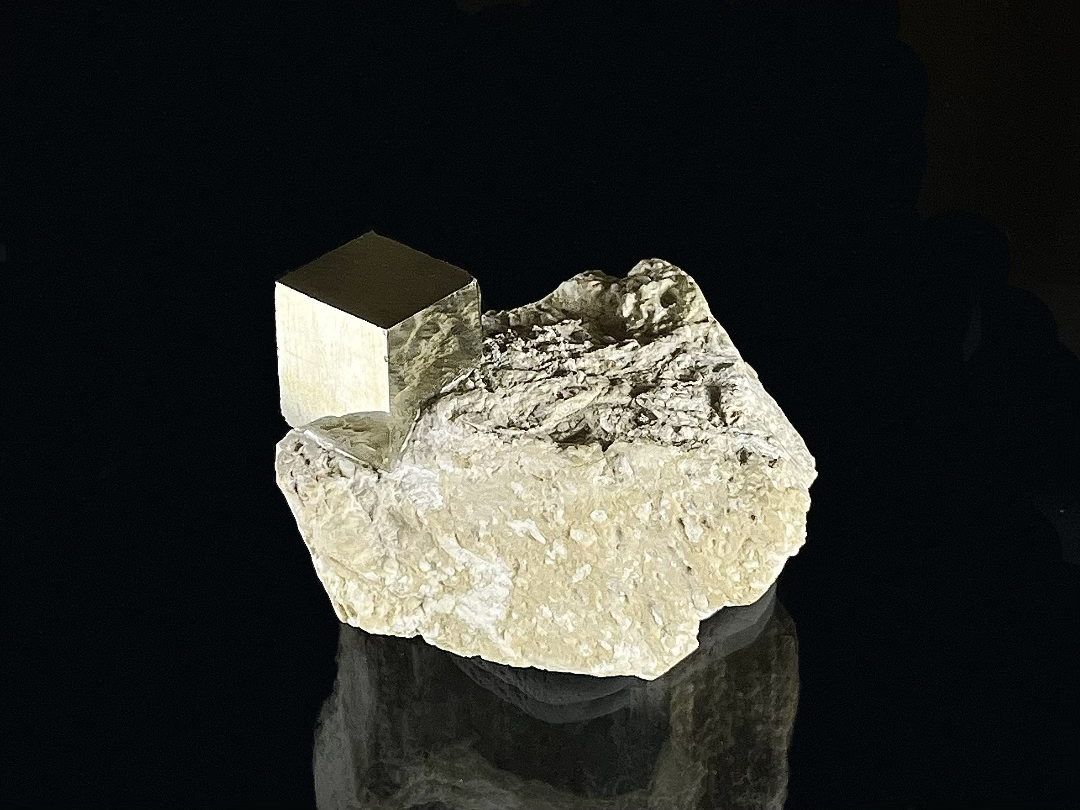 Obr. 1: Kubický krystal pyritu na matrici tvořené slínovcem (Navajún, La Rioja, Španělsko). Foto a sbírka: A. Aubrecht