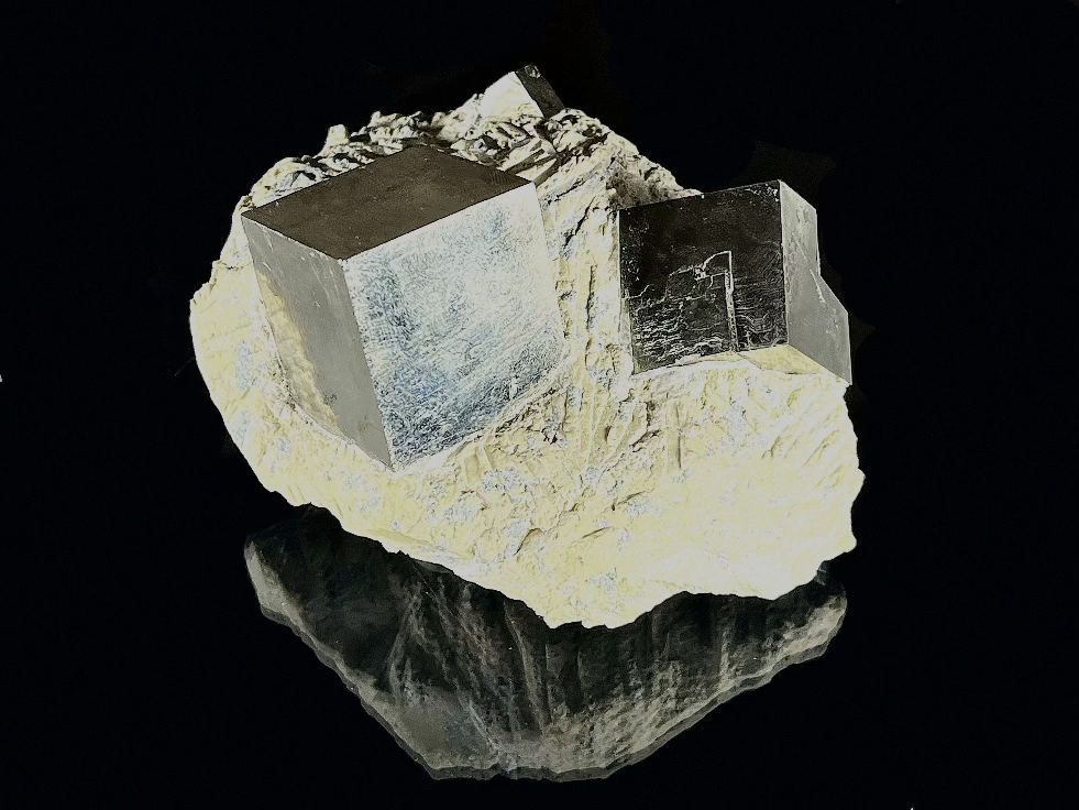 Obr. 2: Velké krystaly pyritu na matrici tvořené slínovcem (Navajún, La Rioja, Španělsko). Tomáš Aubrecht; soukromá sbírka (foto A. Aubrecht).