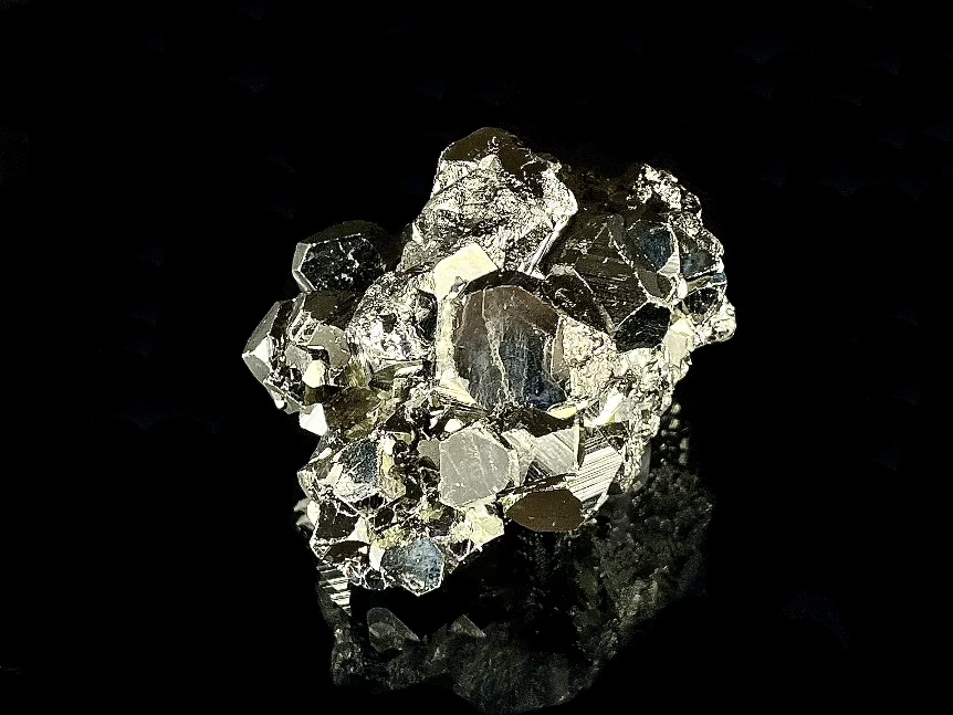 Obrázek 3: Masivní agregát pyritových krystalů (Peru). Prodejní archiv TAKADOA (foto A. Aubrecht).