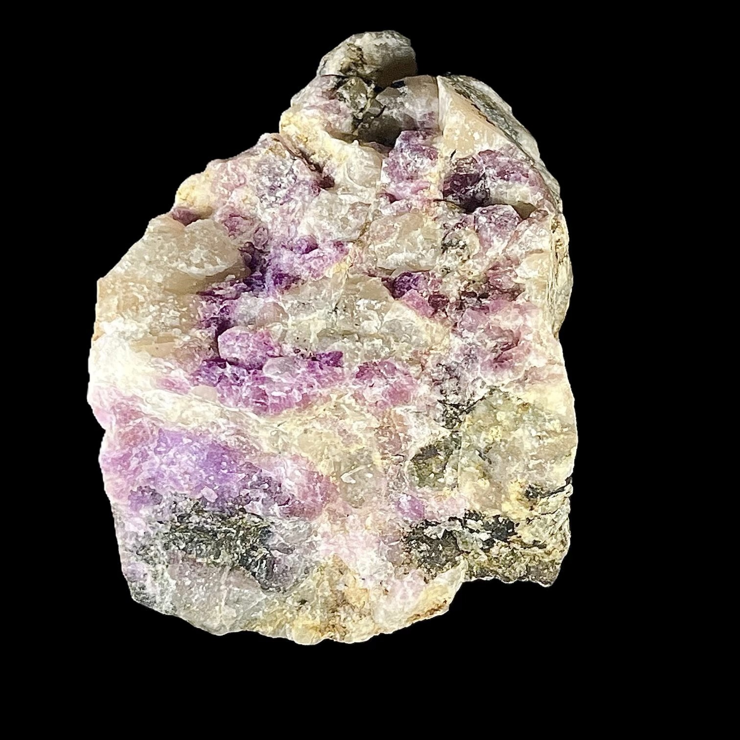 Hackmanit před a po ozáření SV; ložisko Kvanefjeld, plošina Kuannersuit, komplex Ilímaussaq, Kujalleq, Grónsko. Fotografie a sbírka Adrian Aubrecht.