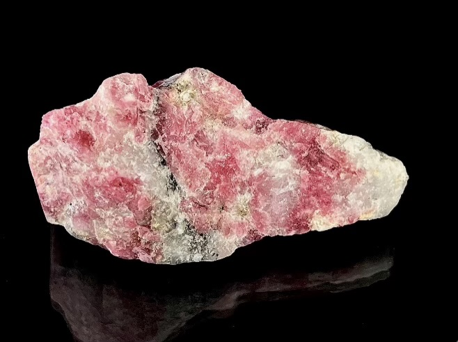 Tugtupit před a po ozáření SV; ložisko Kvanefjel plošina Kuannersuit, komplex Ilímaussaq, Kujalleq, Grónsko. Fotografie Adrian Aubrecht, sbírka Tomáš Aubrecht